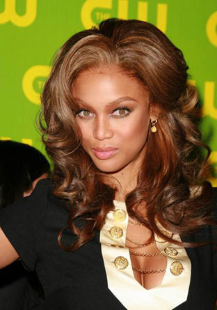 <a href=http://www.starpulse.com/Supermodels/Banks,_Tyra/gallery/SGG-021936/>Tyra Banks Looking Fabulous!! </a>